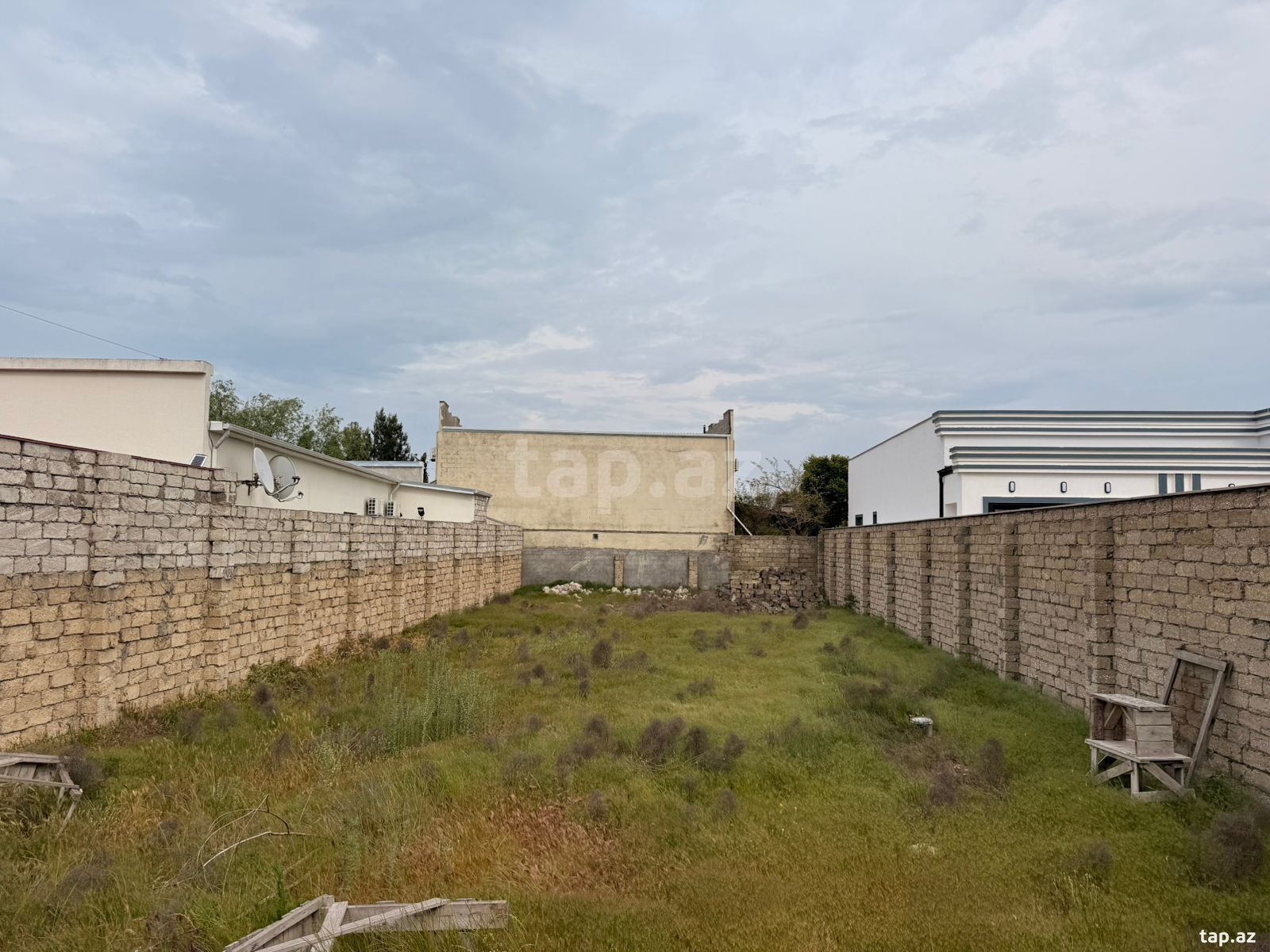 Torpaq satılır, Bakı