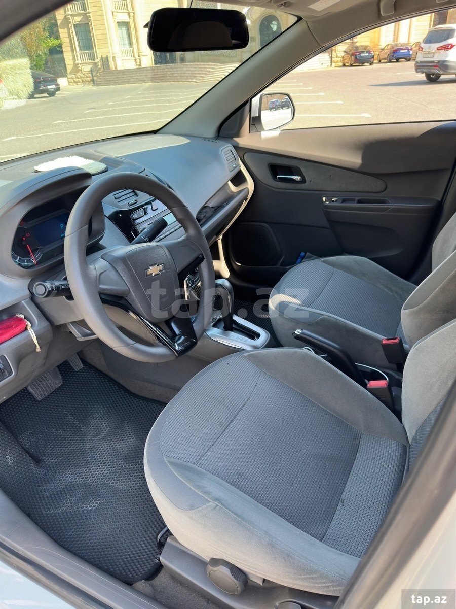 Chevrolet Cobalt, 2022 il (11)