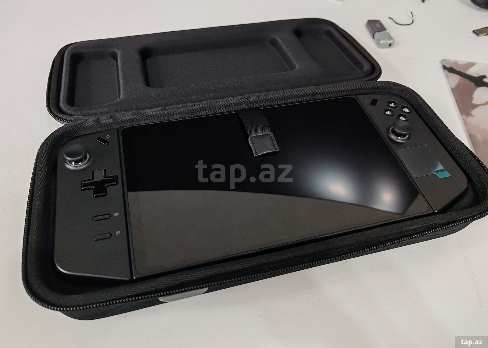 Lenovo Legion Go Z1 Extreme Handheld Console (8)