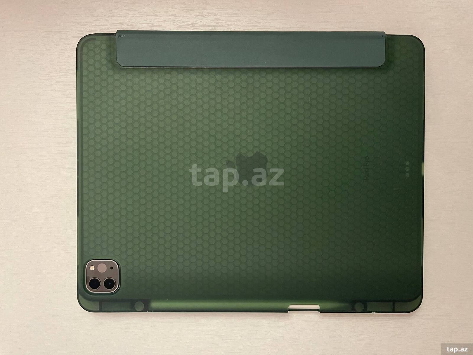 Apple iPad Pro 12.9" (6th gen) (2)