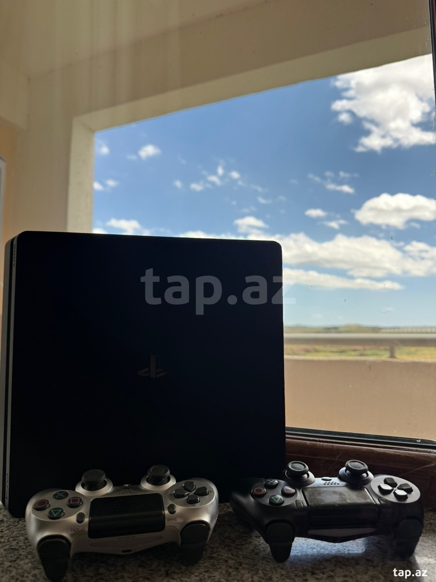 Sony PlayStation 4 Slim (2)