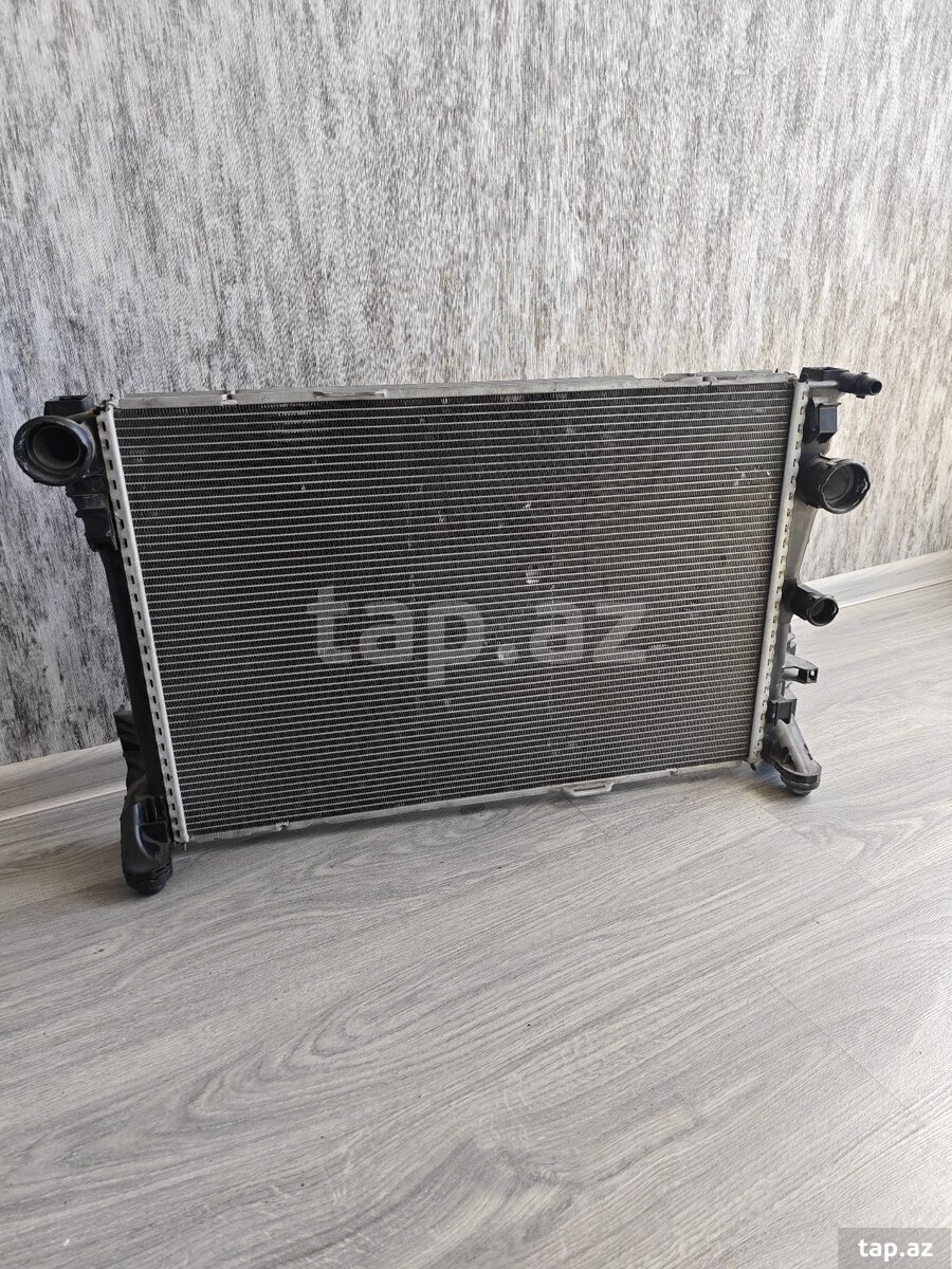 "Mercedes W212 W204" su radiatoru