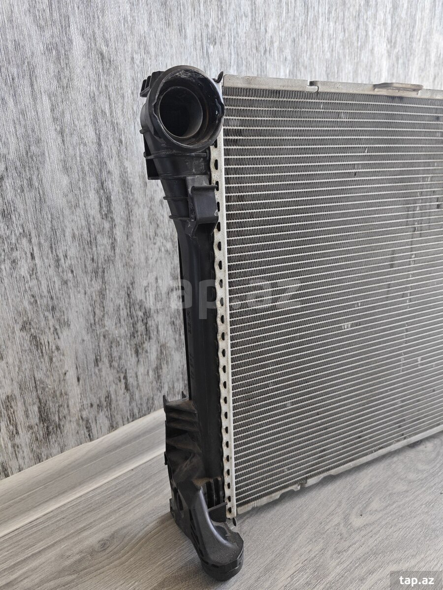 "Mercedes W212 W204" su radiatoru (3)
