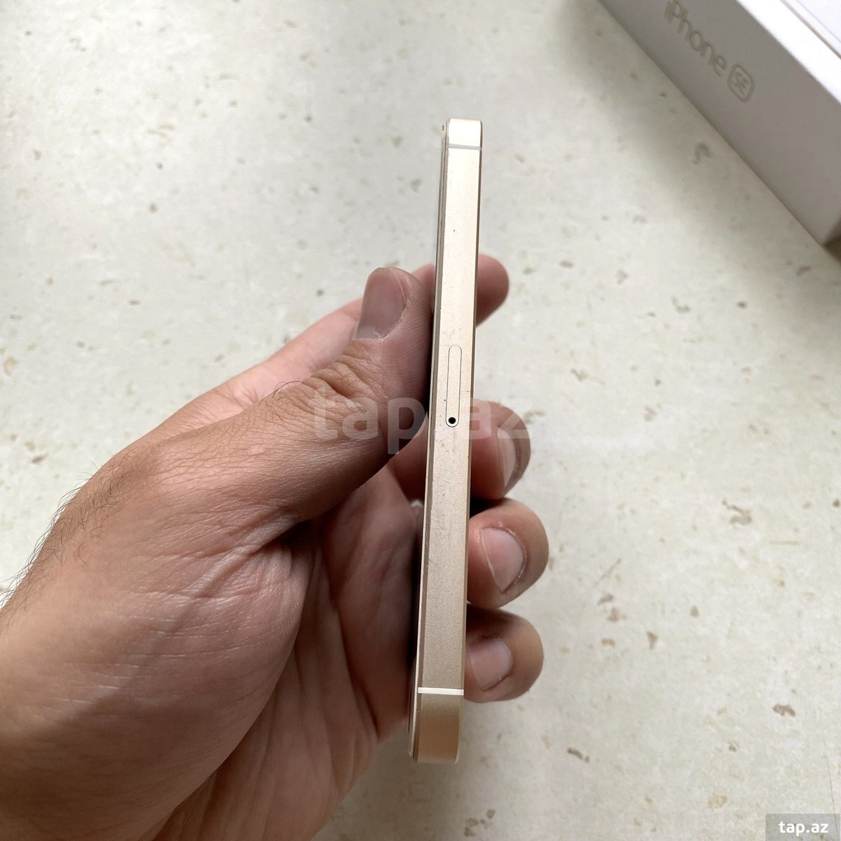 Apple iPhone SE Gold 64GB (4)