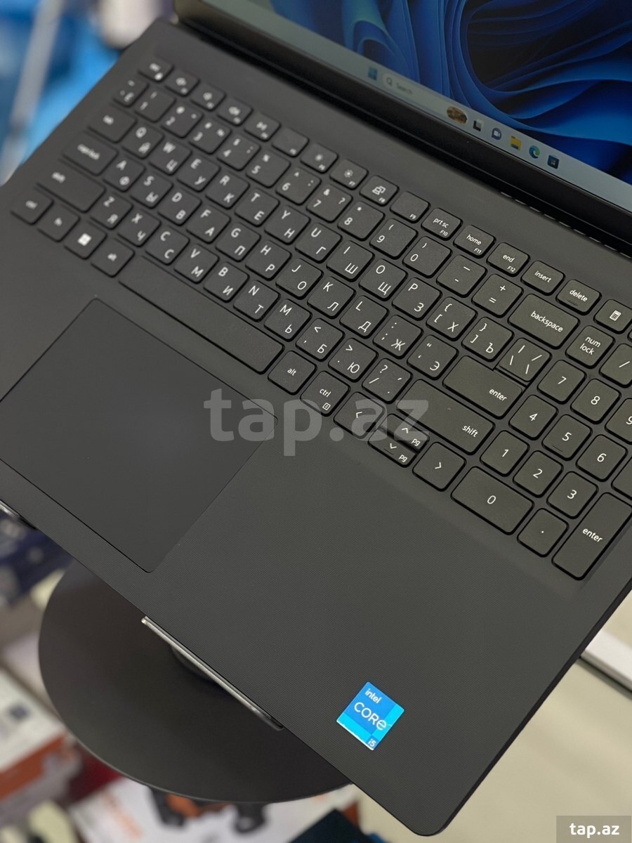 Dell Vostro 3520 (4)