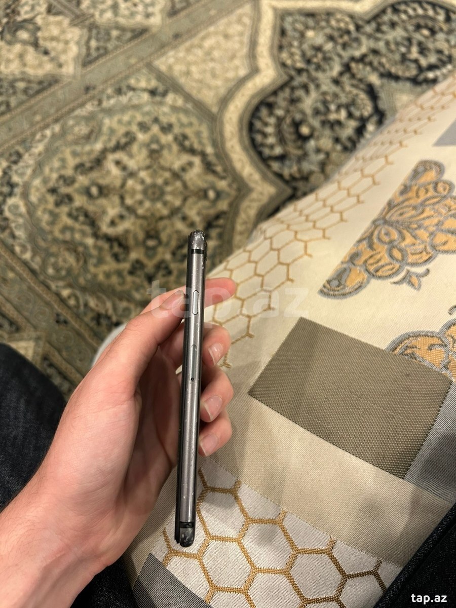 Apple iPhone 8 Silver 64GB (2)