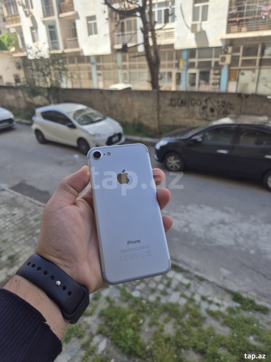 Apple iPhone 7 Silver 32GB (2)