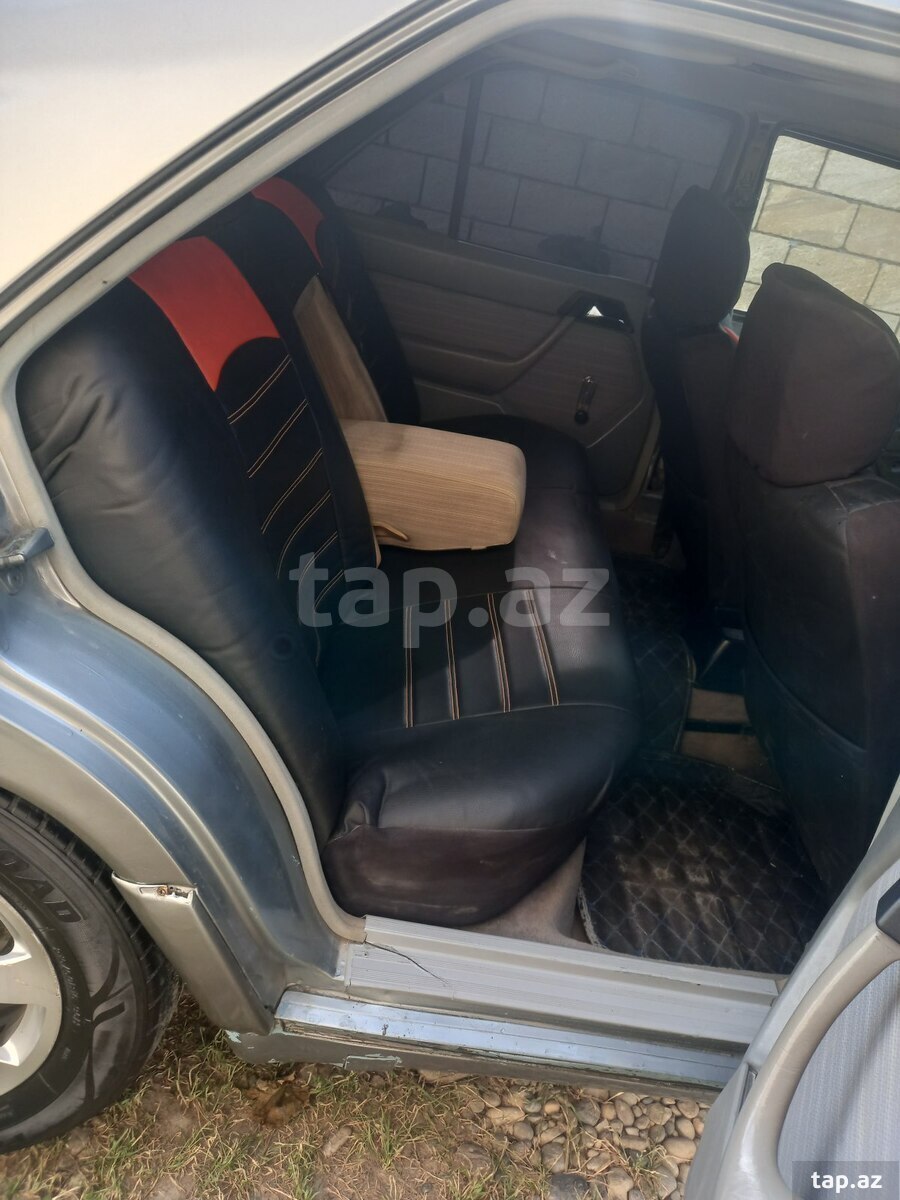 Mercedes E 220, 1988 il (4)
