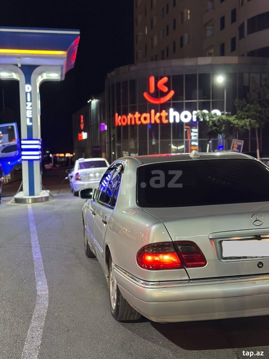 Mercedes E 240, 1999 il (8)