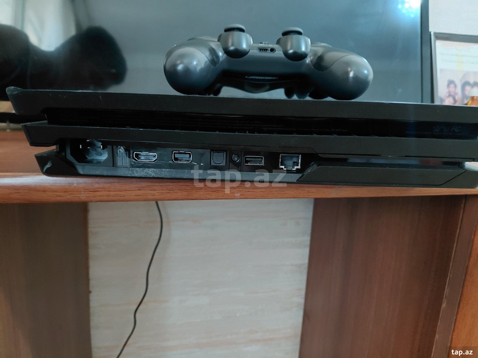 Sony PlayStation 4 Pro 1TB (2)