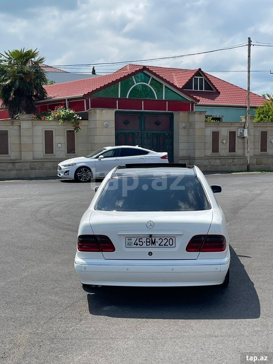 Mercedes E 320, 2002 il (2)