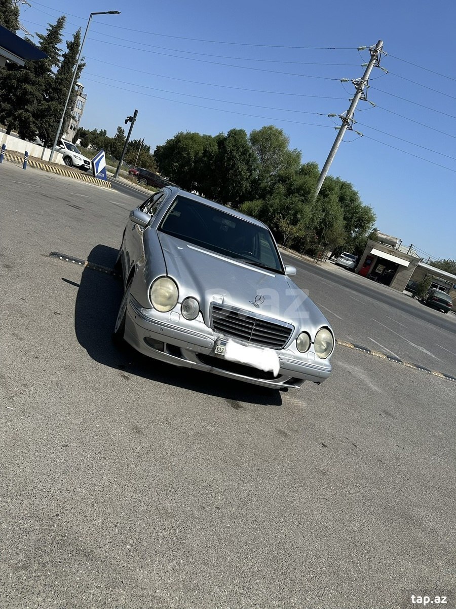 Mercedes E 220, 2001 il