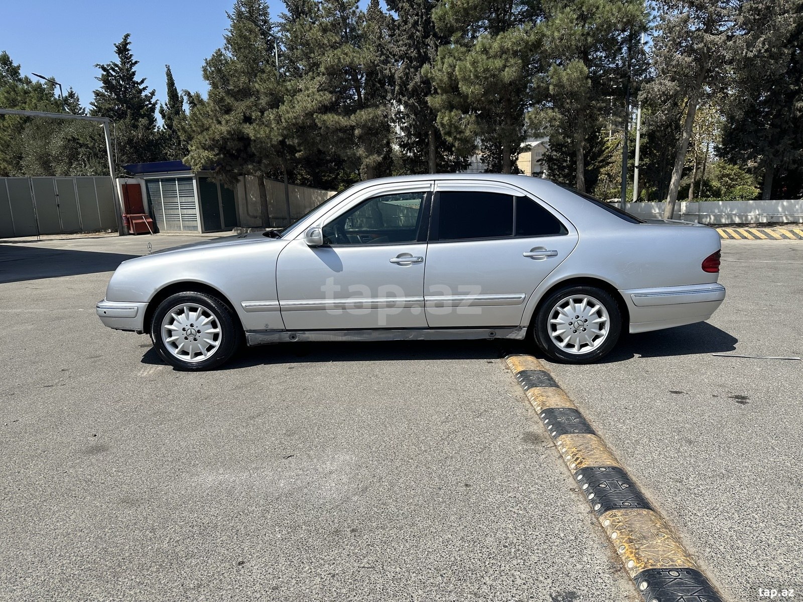Mercedes E 220, 2001 il (4)