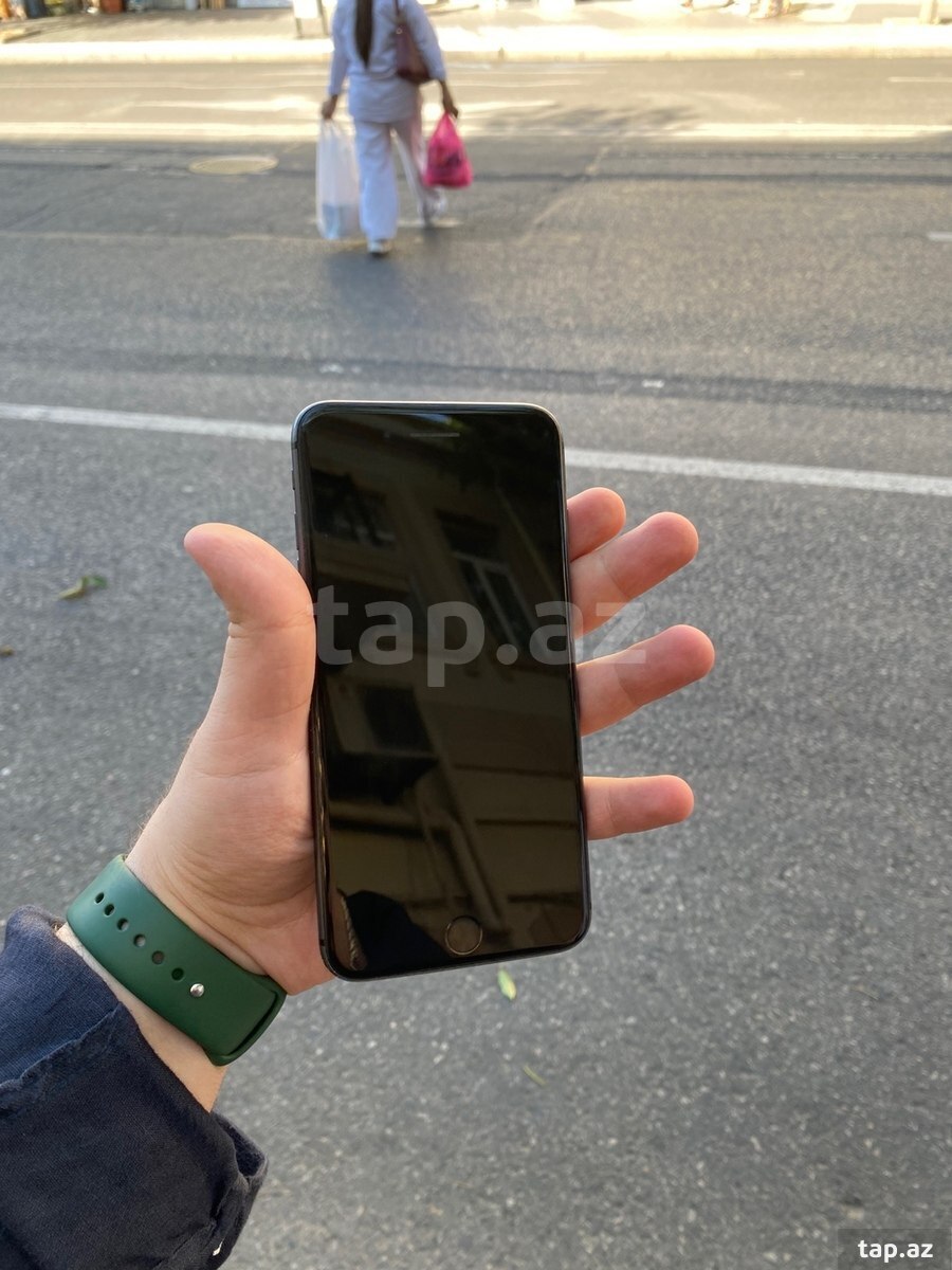 Apple iPhone 8 Plus Space Gray 64GB (2)