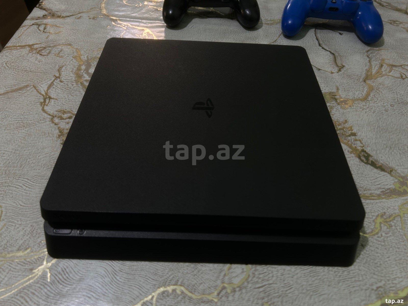 PlayStation 4 Slim (2)