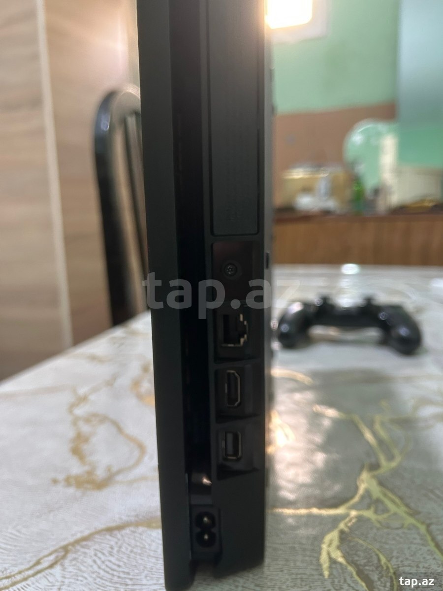 PlayStation 4 Slim (3)