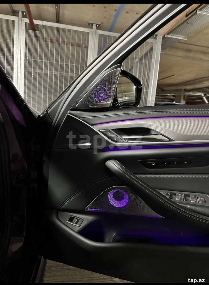 BMW G30 Bowers & Wilkins işıqlı dinamik üzlükləri (7)