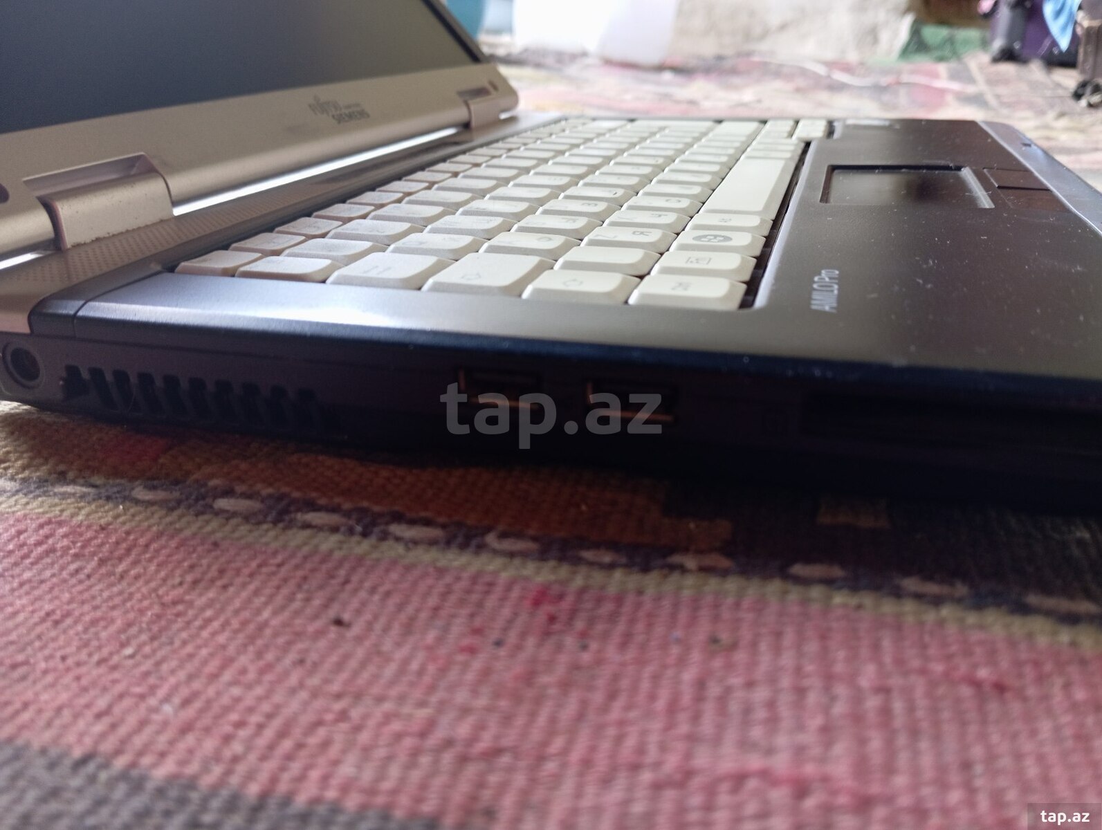 Noutbuk Fujitsu-Siemens (2)