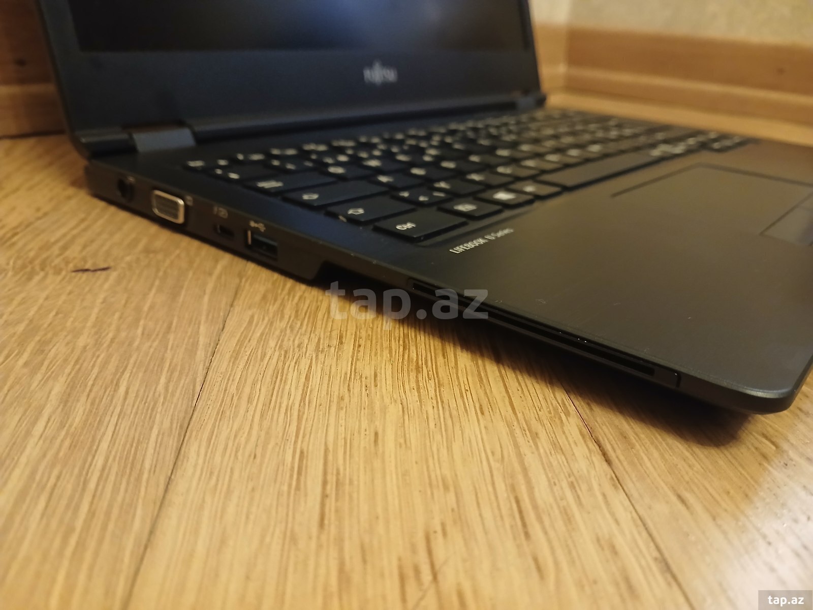 Noutbuk Fujitsu LifeBook-U7410 (3)