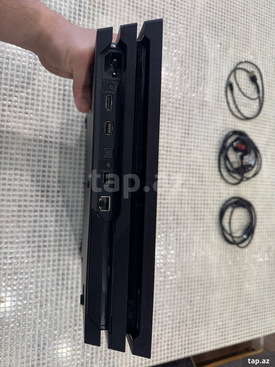 PlayStation 4 Pro 1TB  (2)