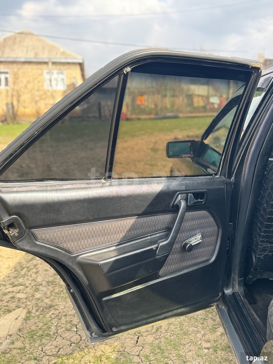 Mercedes 190, 1991 il (9)