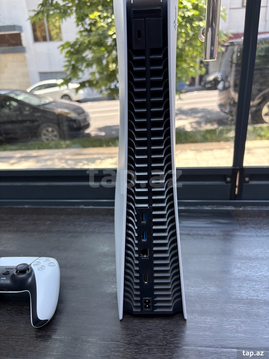 Playstation 5 + 2 Dualsense (2)
