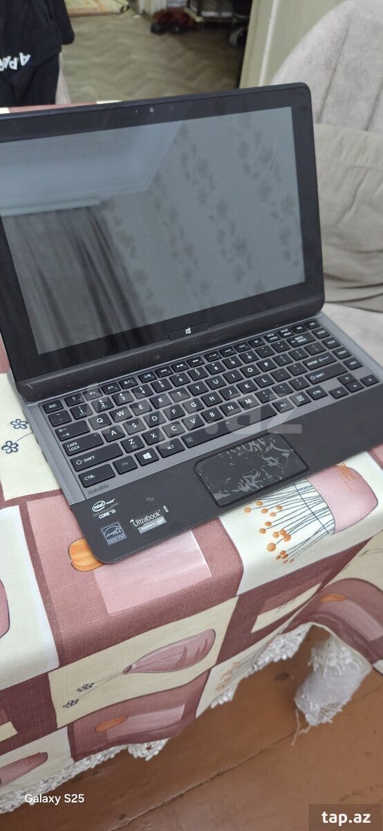 Noutbuk Toshiba  (2)