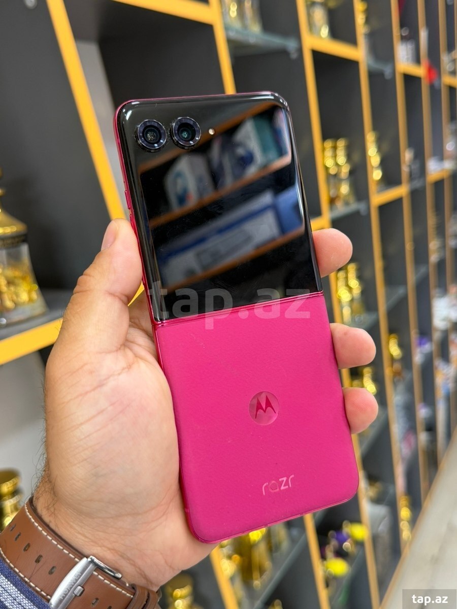 Motorola Razr 50 Ultra 256GB (2)