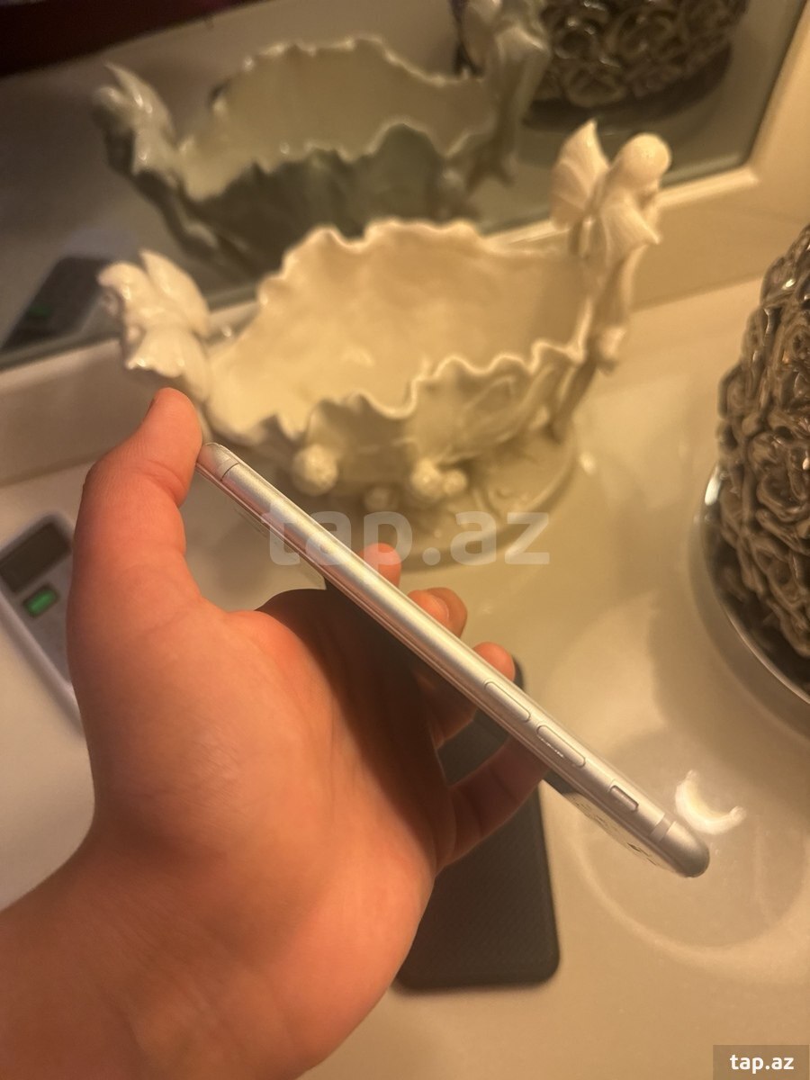 Apple iPhone 8 Silver 64GB (4)