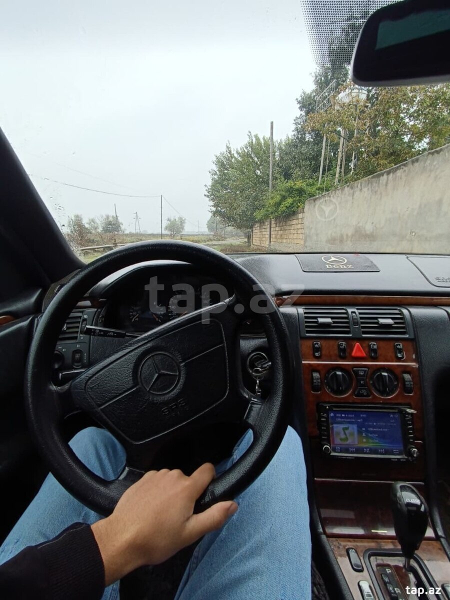 Mercedes E 240, 1998 il (17)