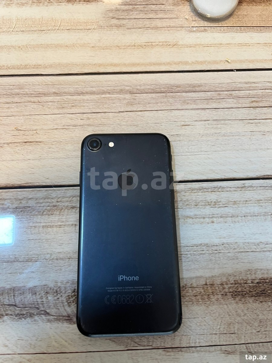 Apple iPhone 7 Jet Black 128GB (2)