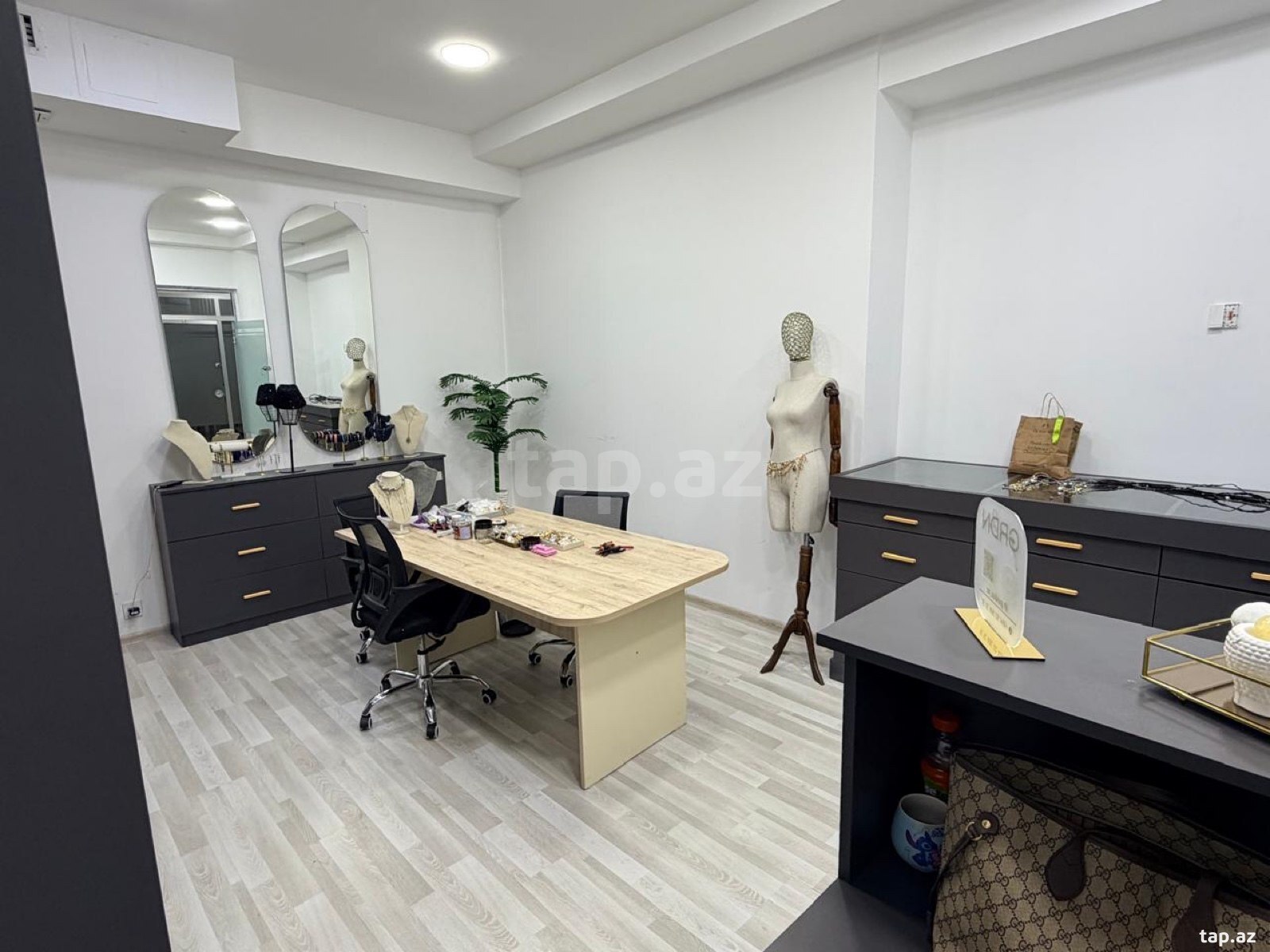 Ofis icarəyə verilir, 28 May m.