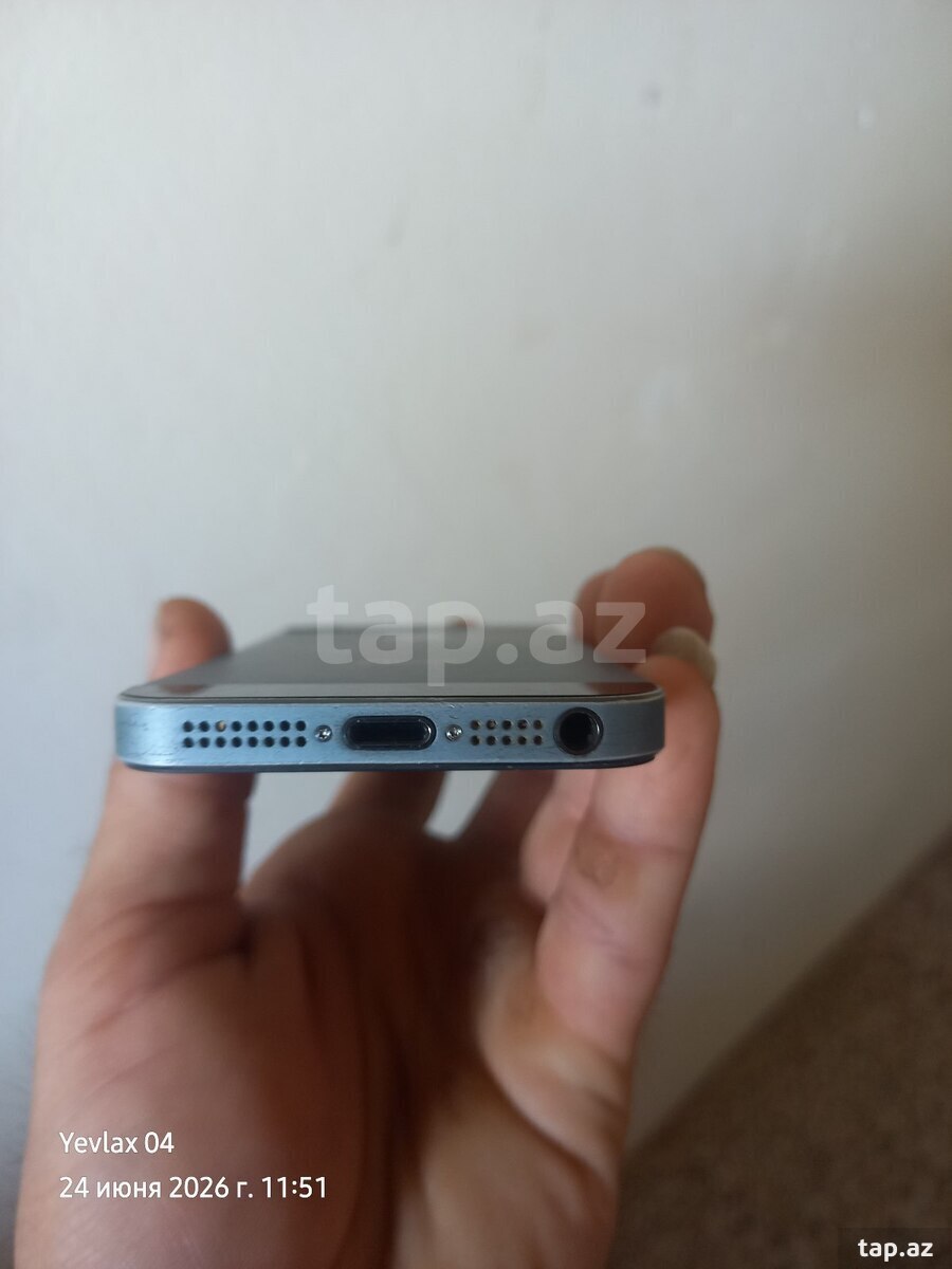 Apple iPhone 5 White/Silver 16GB (3)