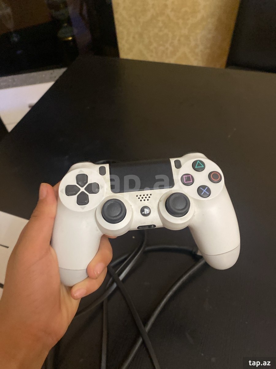 Sony PlayStation 4 Slim (2)