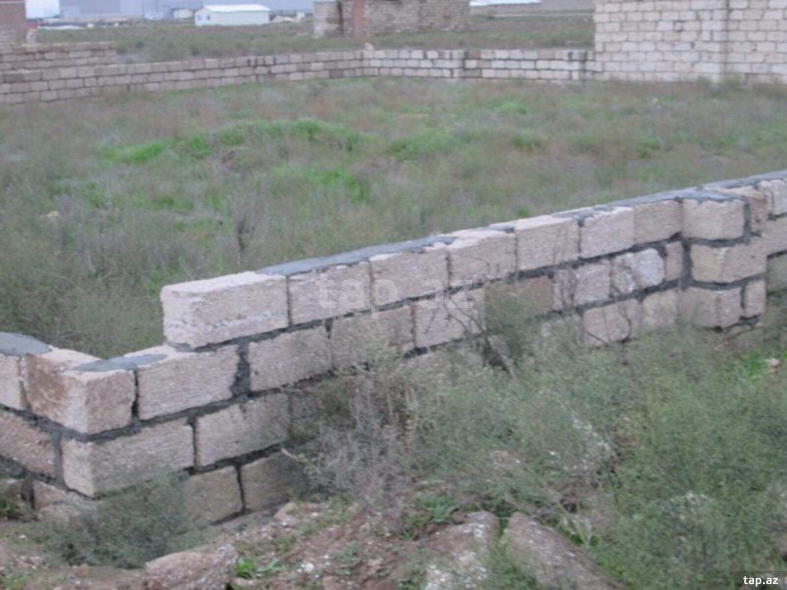 4 sot torpaq sahəsi, Binə qəs.