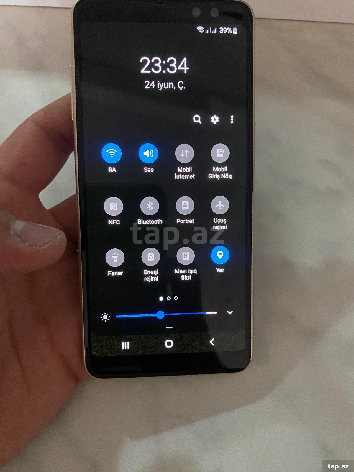 Samsung Galaxy A8 (2018) Gold 32GB/4GB (3)