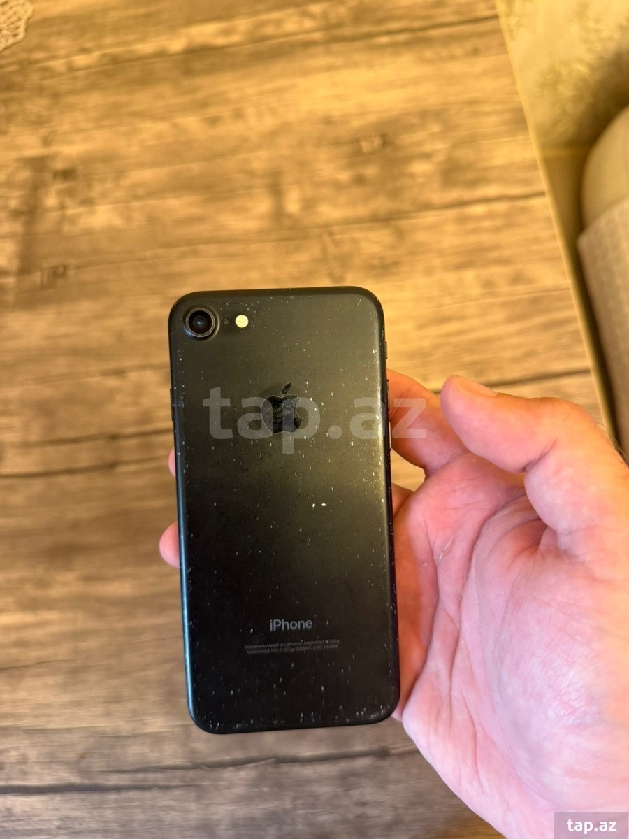 Apple iPhone 7 Jet Black 128GB (2)