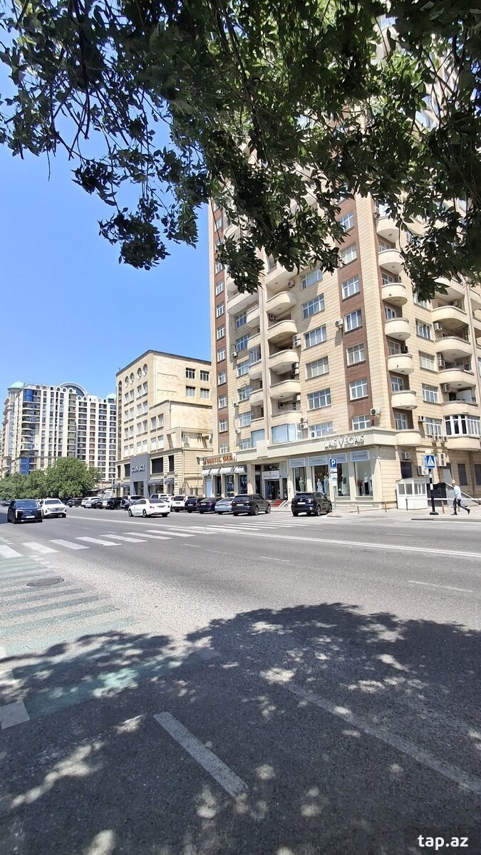 4-otaqlı yeni tikili, Elmlər Akademiyası m., 189 m²