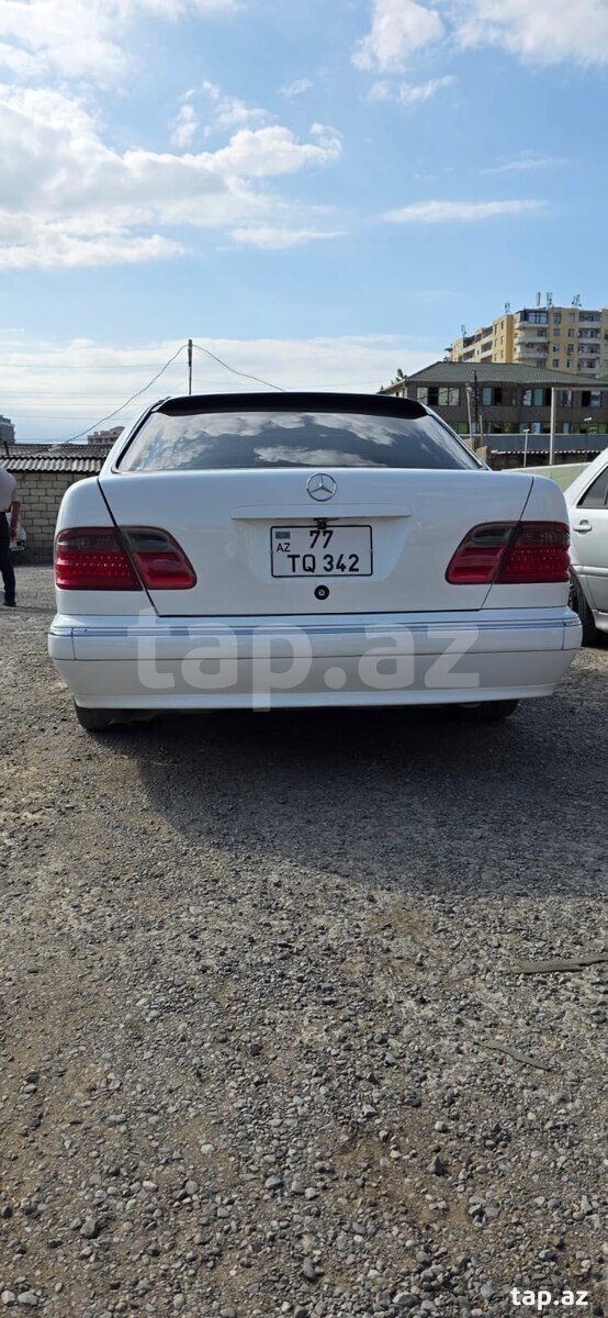 Mercedes E 240, 2001 il (2)