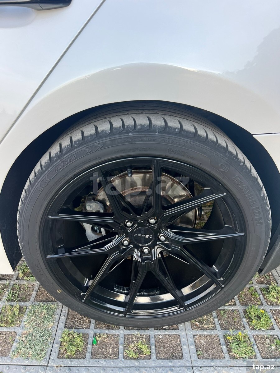 Təkərlər 275/35 R19, 245/40 R19