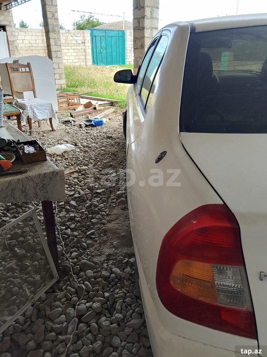 Hyundai Accent, 2001 il (2)
