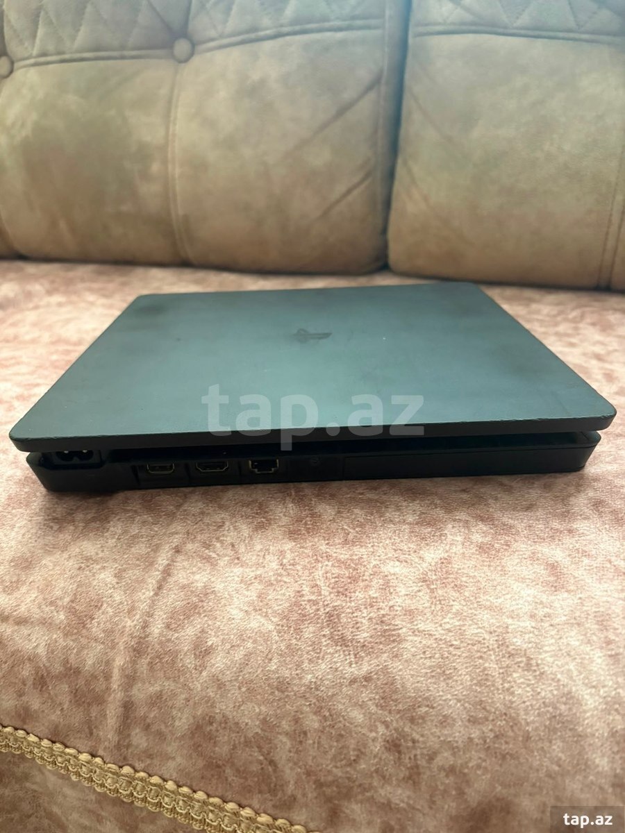 Sony PlayStation 4  (3)