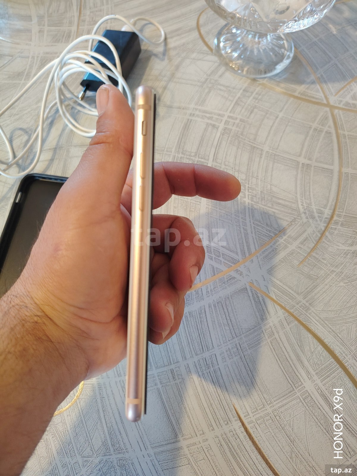 Apple iPhone 8 Gold 64GB (2)