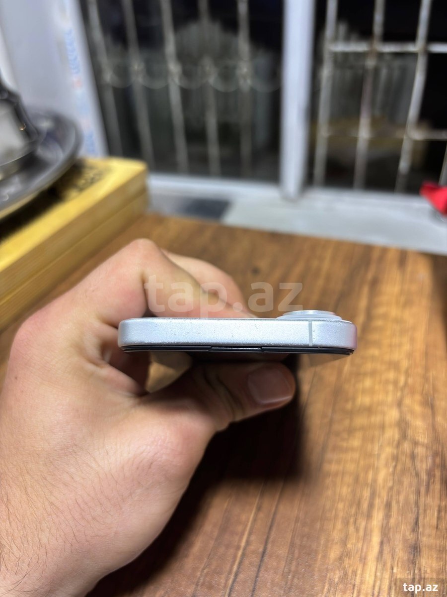 Apple iPhone 16 White 128GB/8GB (4)