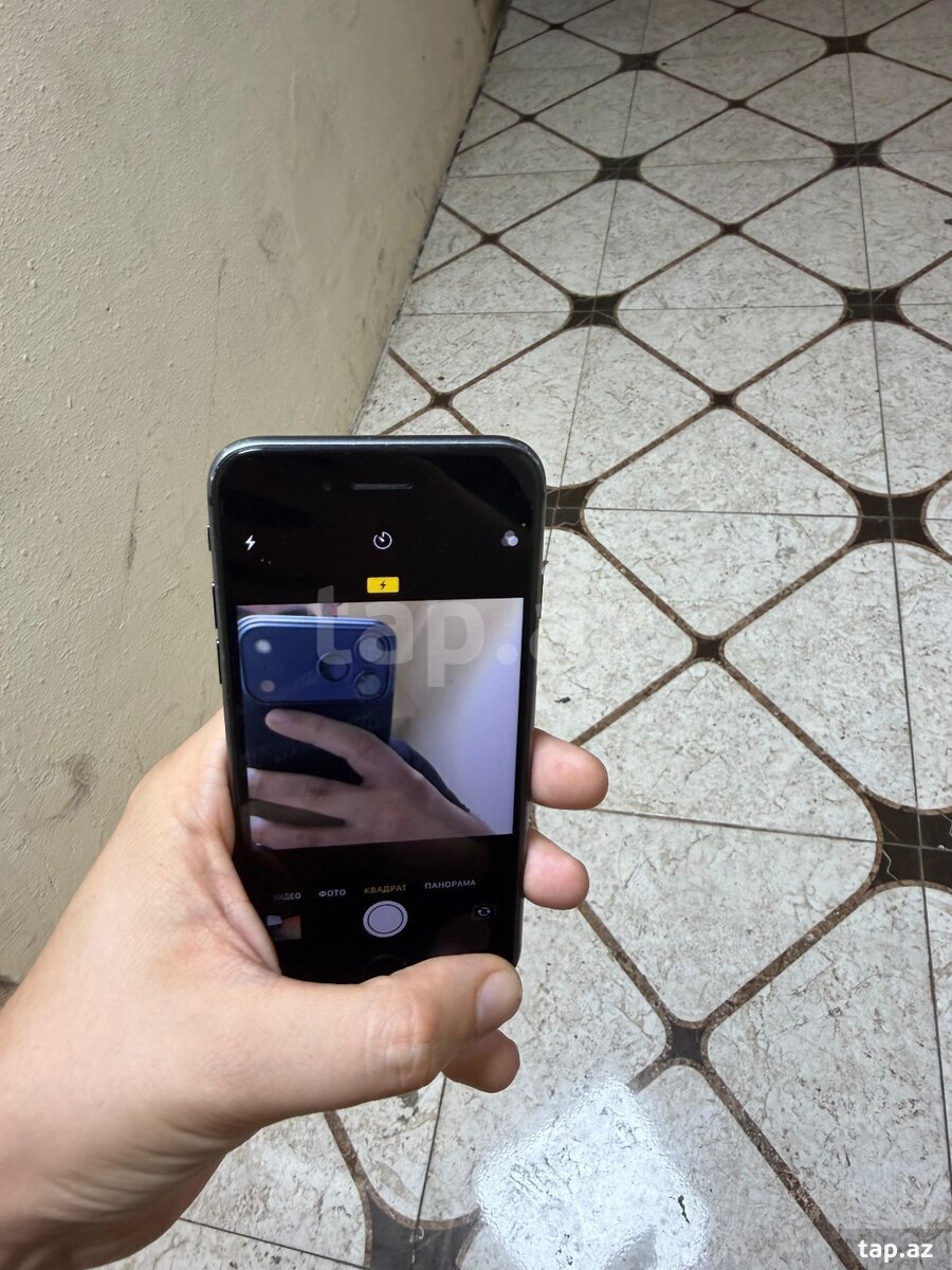 Apple iPhone 8 Silver 64GB (4)