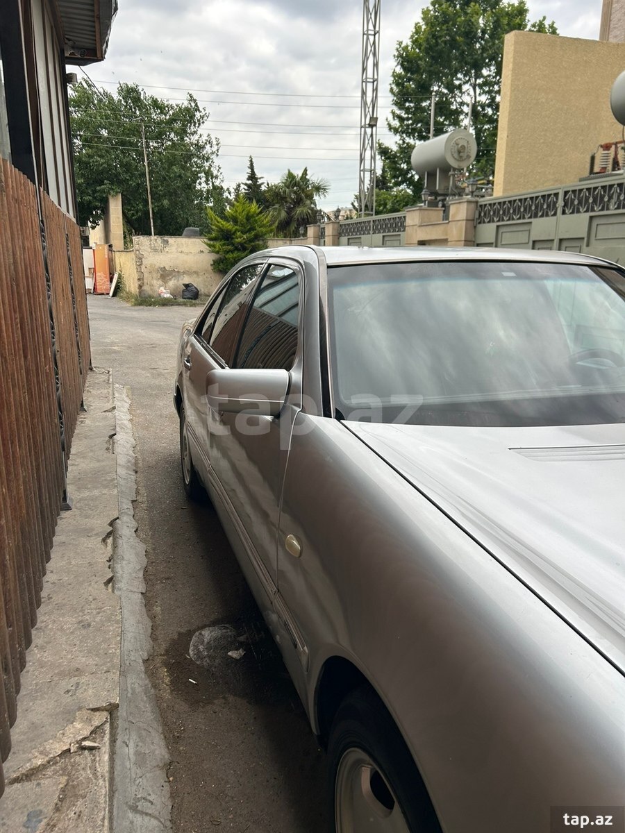 Mercedes E 230, 1996 il (7)