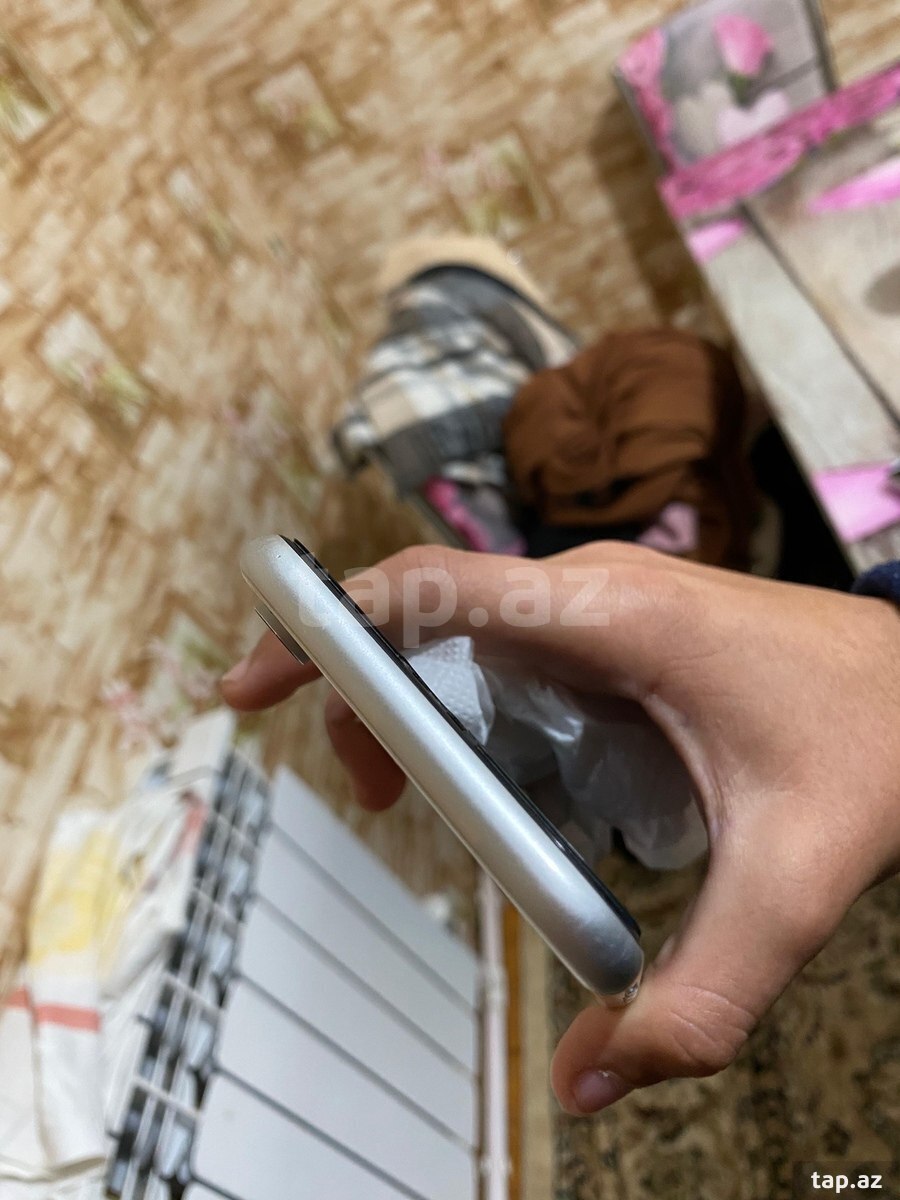 Apple iPhone XR White 64GB/3GB (3)