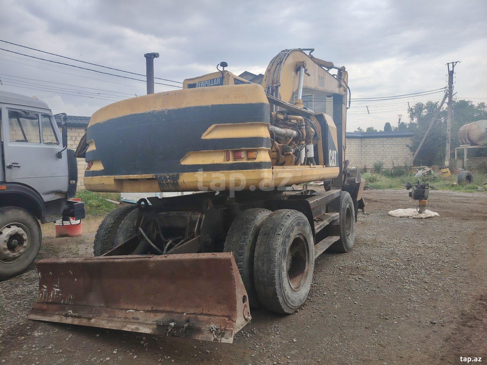Ekskavator CAT, 1996 il