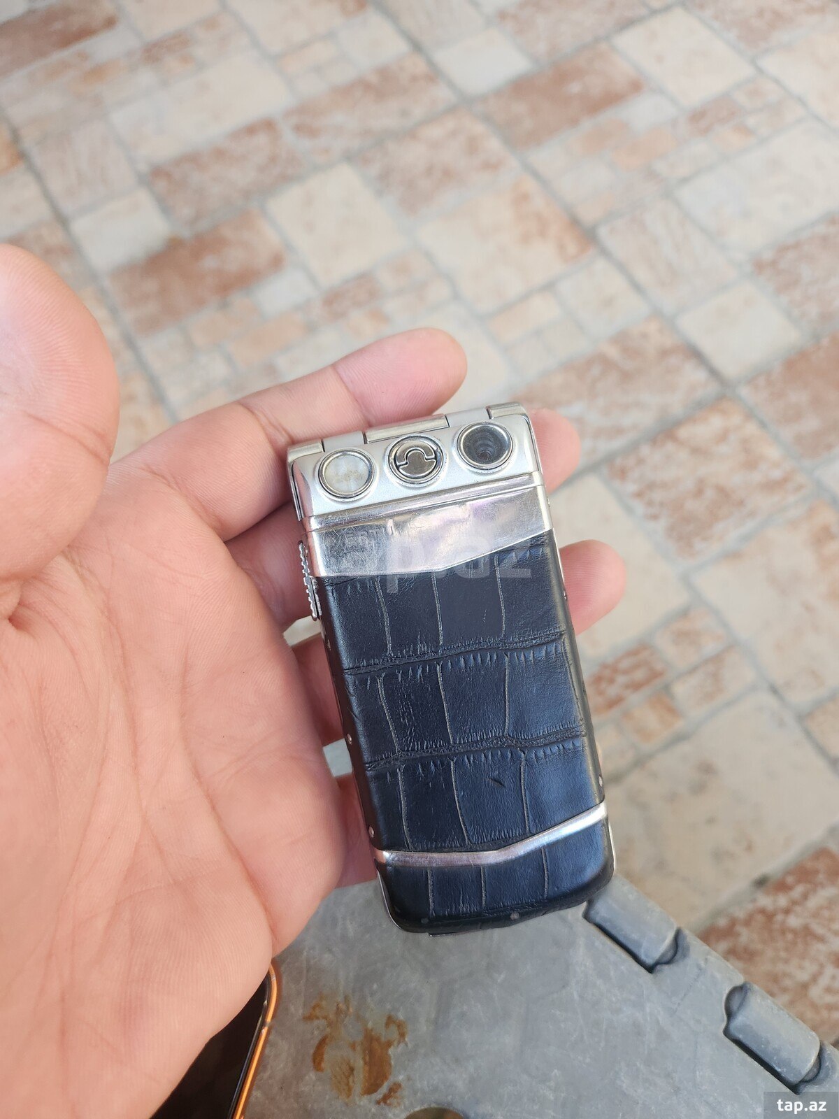 Vertu Constellation Ayxta Black Alligator (2)