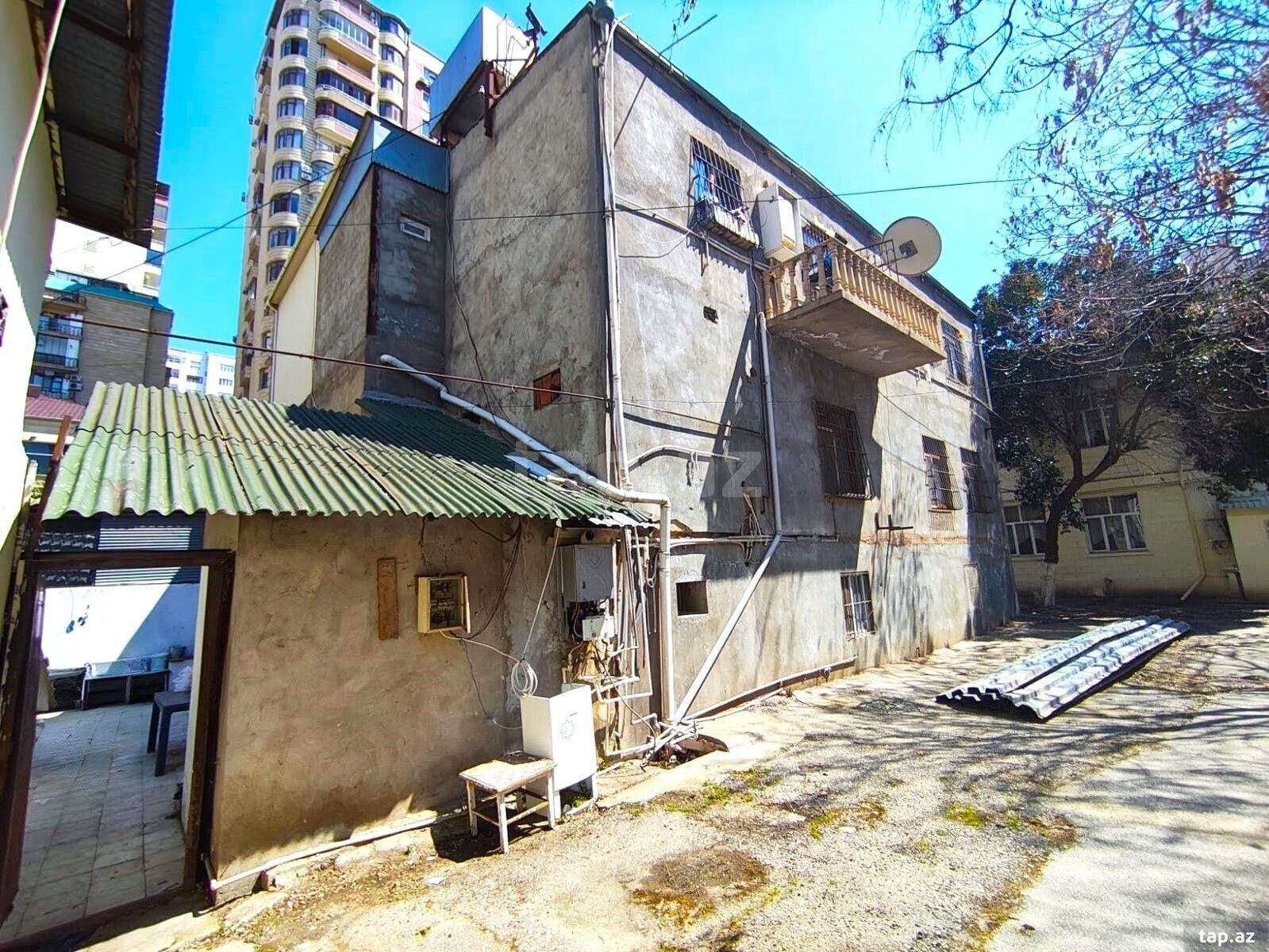 Villa, Gənclik m.